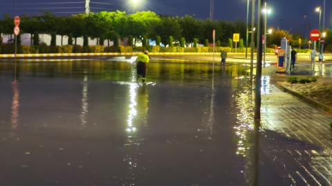 Operarios municipales intervienen en la balsa de agua acumulada tras el Nuevo Manzanares