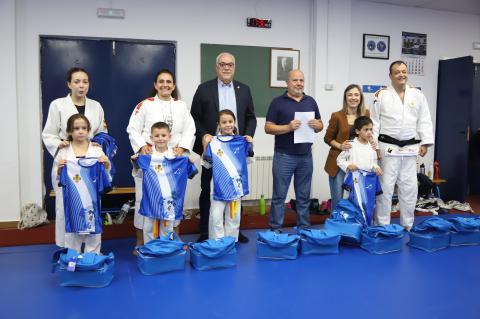 Entrega de mochilas y camisetas a alumnado de la escuela de judo