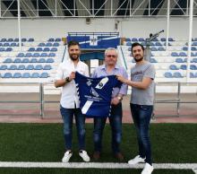 Julián Avilero, nuevo técnico del juvenil, junto al presidente, Alfonso Eugena, y al director deportivo del Manzanares CF, Alberto de la Usa