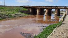 Estado del río Azuer en los Cinco Puentes a las 14:00 horas del 12 de febrero de 2026