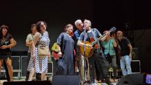 Fans junto a Nacho García Vega cantando La chica de ayer para cerrar el concierto
