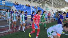 Salida al campo de ambos equipos