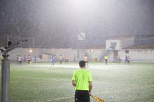 La intensa lluvia protagonizó el partido