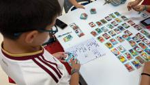 Intercambio de cromos en la Casa de la Juventud