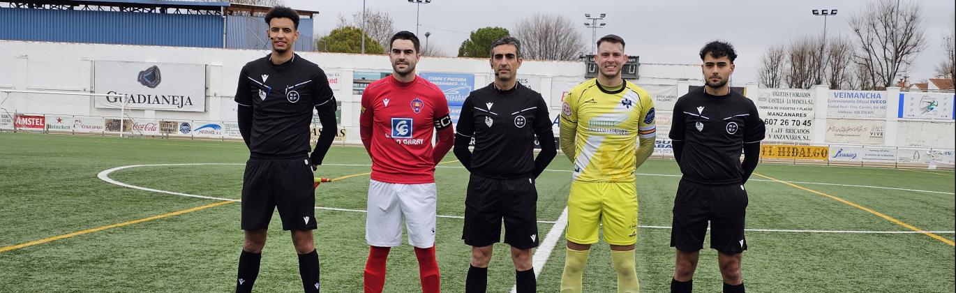 Saludo de los capitanes con el trío arbitral