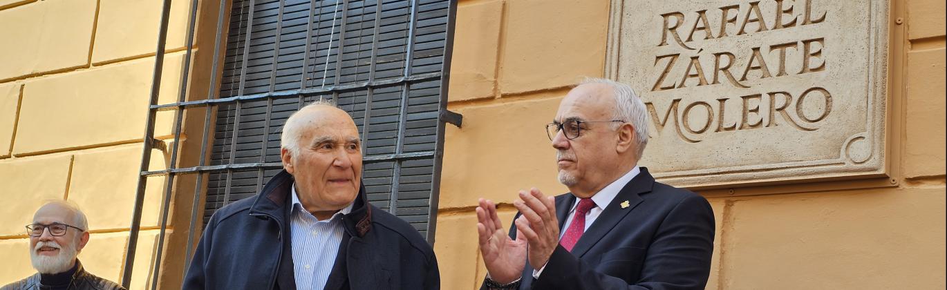 Rafael Zárate tras el descubrimiento de la cerámica con su nombre