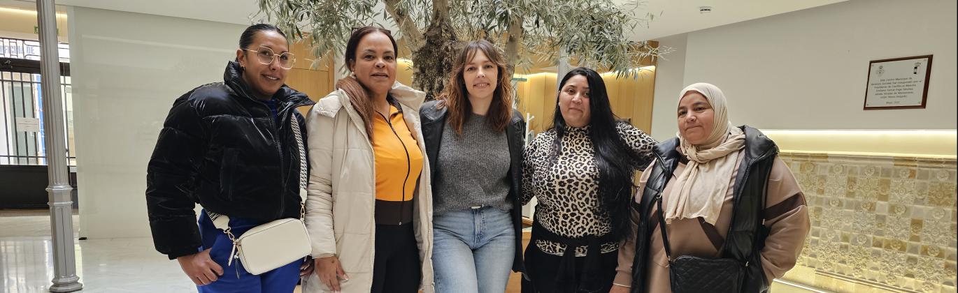 Rosa María Márquez junto a un grupo de usuarias en el Centro Social de Casa Josito