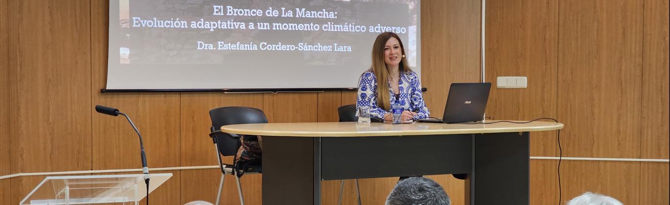 Estefanía Cordero Sánchez durante su ponencia en el Aula Abierta de la UP