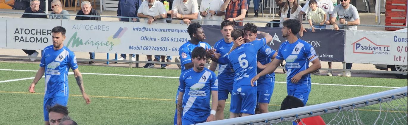 Espi es felicitado por sus compañeros tras marcar el primer gol del partido