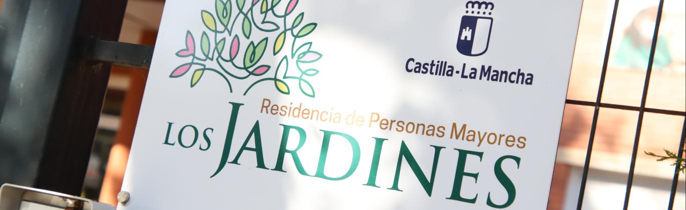 Cartel en el exterior de la residencia