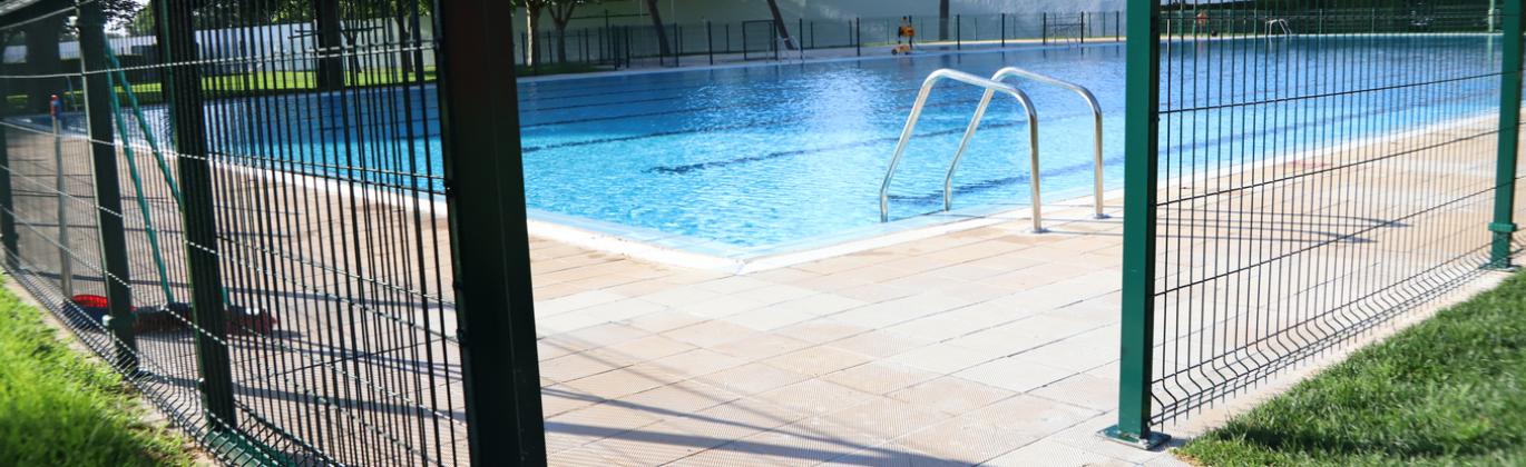 Preparación de la piscina municipal para su apertura (verano 2026)