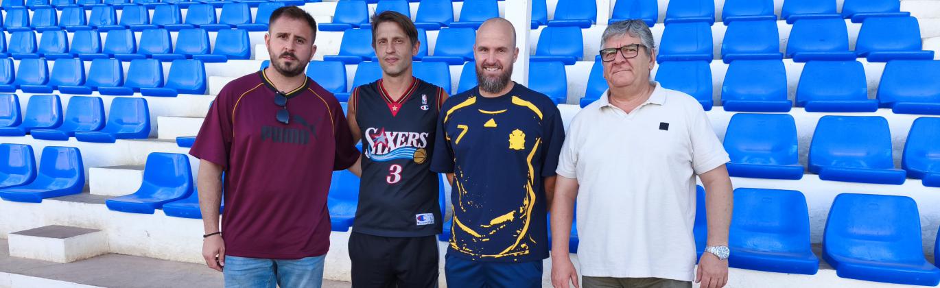 Integrantes del nuevo cuerpo técnico junto al presidente del club