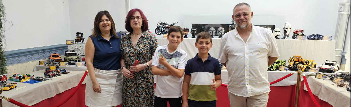 Participantes en la exposición junto a Marta Muñoz en el museo PlomHist