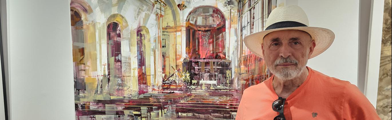 Blai Tomás Ibáñez junto a la obra ganadora del premio nacional