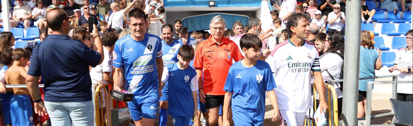 Salida al campo de ambos equipos