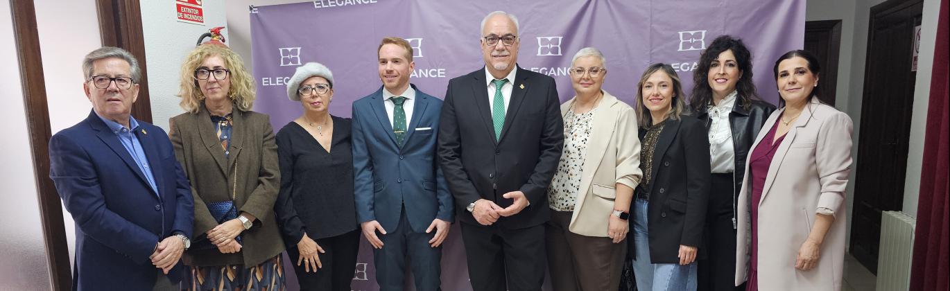 Miembros de la corporación junto a organizadores y asociación beneficiaria