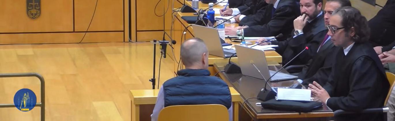 Antonio Caba contesta a su abogado durante el juicio celebrado en la Audiencia de Ciudad Real