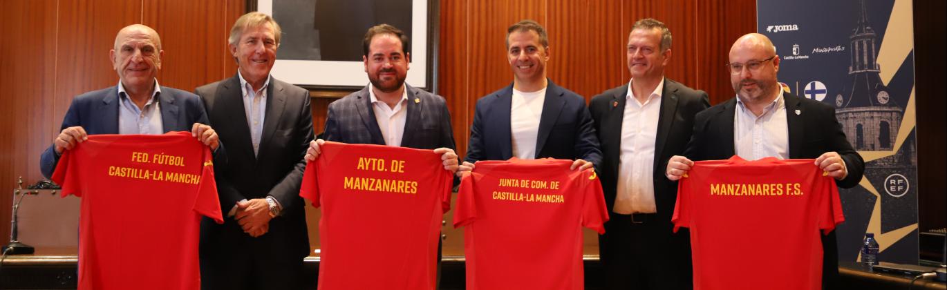 La RFEF ha entregado camisetas de la Selección de Fútbol Sala a las instituciones y Manzanares FS