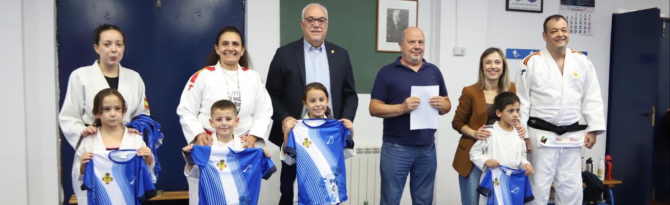 Entrega de mochilas y camisetas a alumnado de la escuela de judo